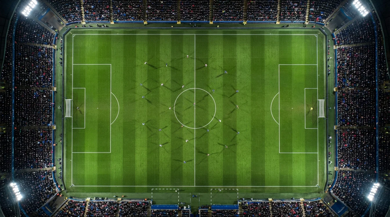 Campo da calcio visto dall'alto durante una partita notturna con illuminazione professionale