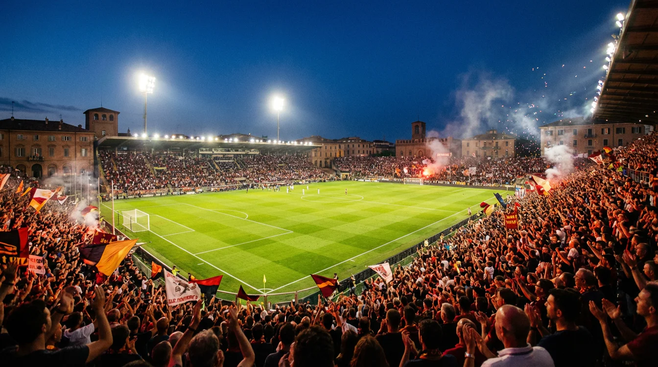 Stadio di calcio italiano illuminato durante una partita serale con tifosi sugli spalti